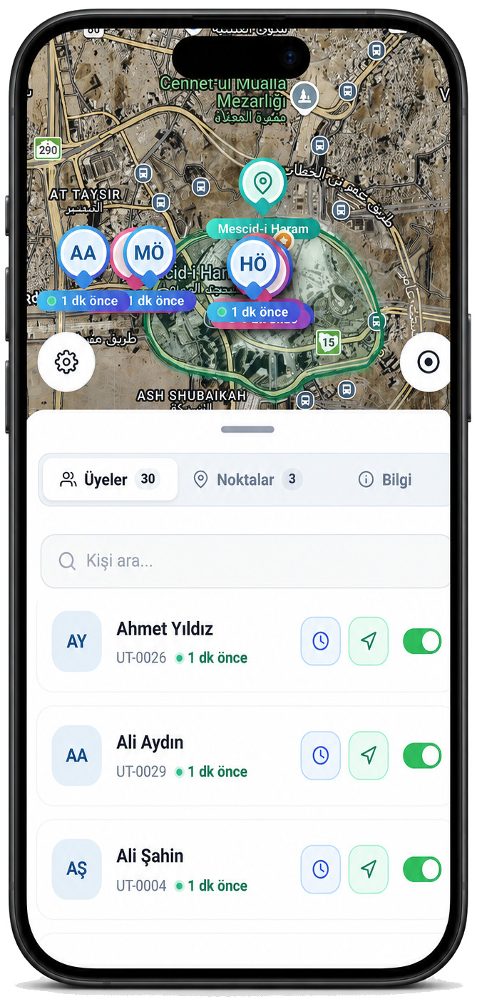Umre Takip mobil görünüm — telefonda uydu haritası üzerinde canlı kafile takibi ve üye listesi